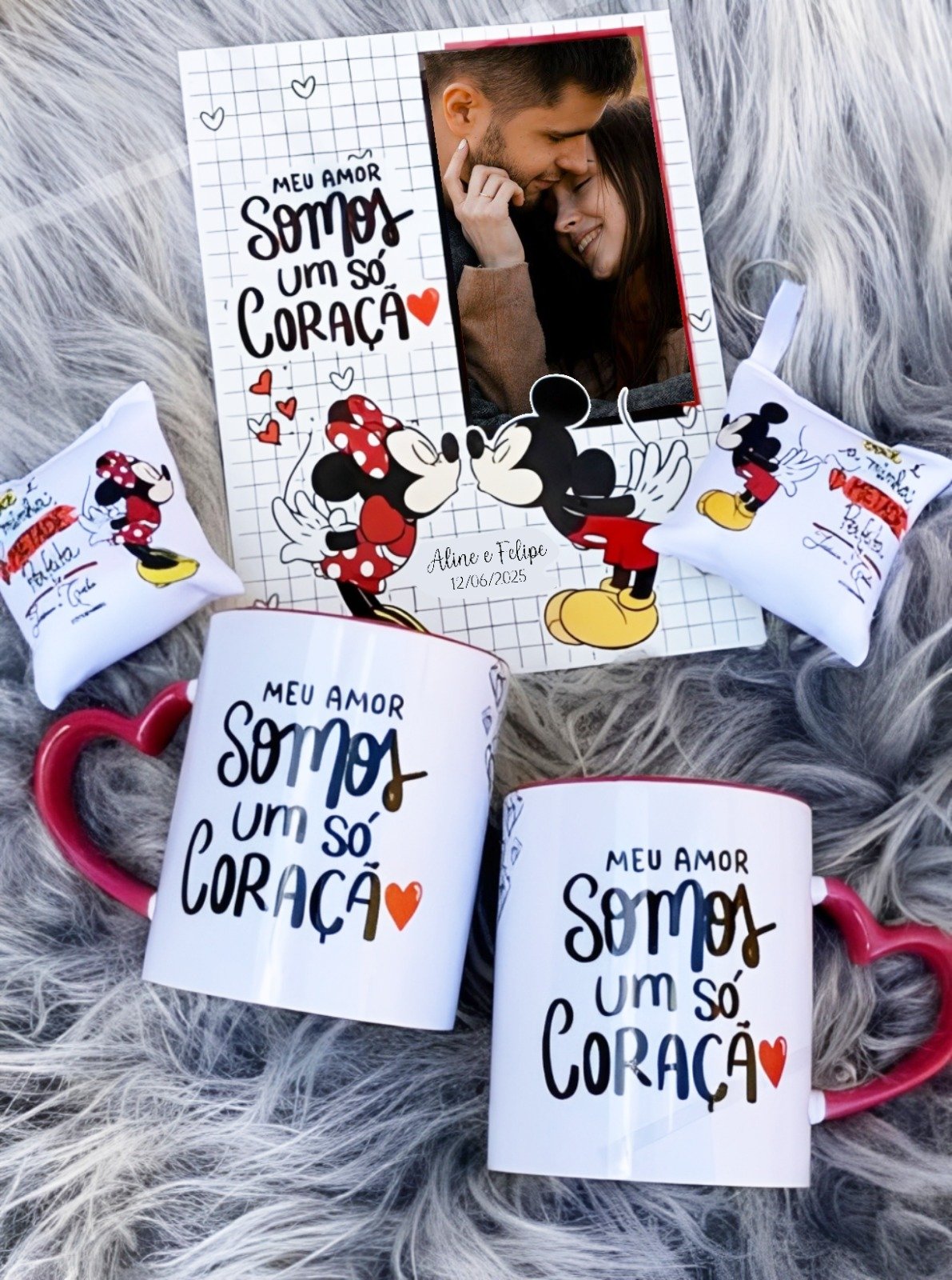 2 Canecas com alça de coração, 1 azulejo personalizado + 2 almochaveiros de brinde